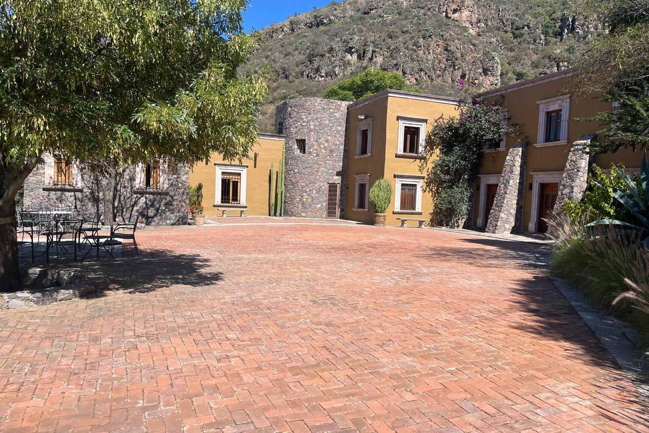 Entremontes